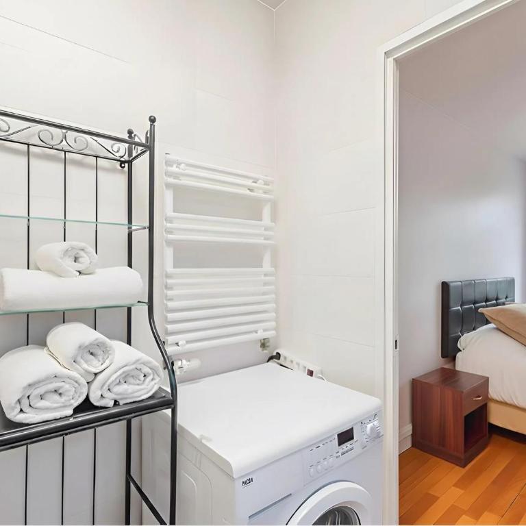 Eiffel Tower - Spacious 4BR - Sleeps 8 - Appartement 4 Chambres avec Balcon - 35