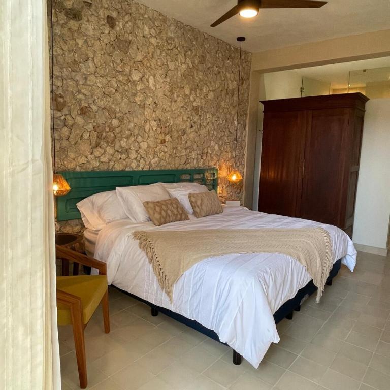 Stylish Escape in Mérida Centro, Vibrant Nightlife Nearby - Two-Bedroom House - 9