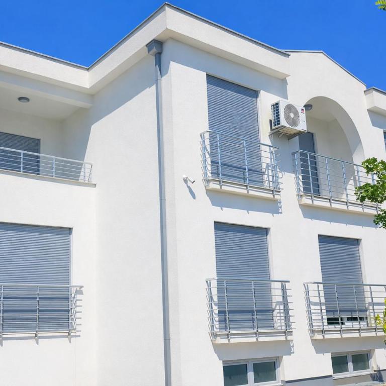 Wendy - One-Bedroom Apartment with Balcony - 1