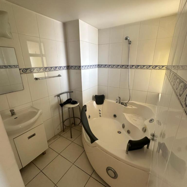 Departamento Frente al Mar Playa Cavancha con Jacuzzi - Three-Bedroom Apartment - 4