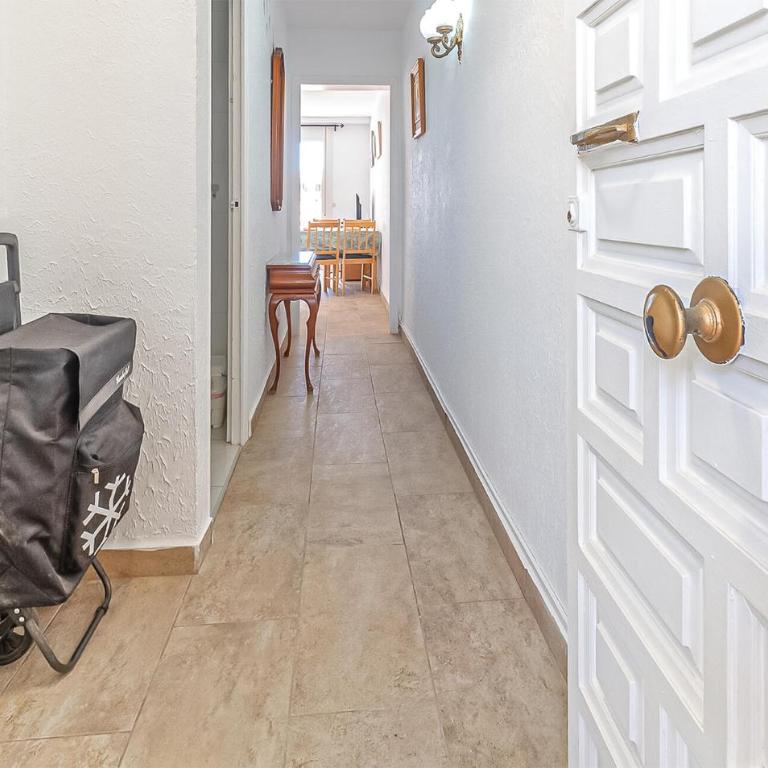 Amazing Apartment In Torrevieja - Apartamento de 1 dormitorio - 11