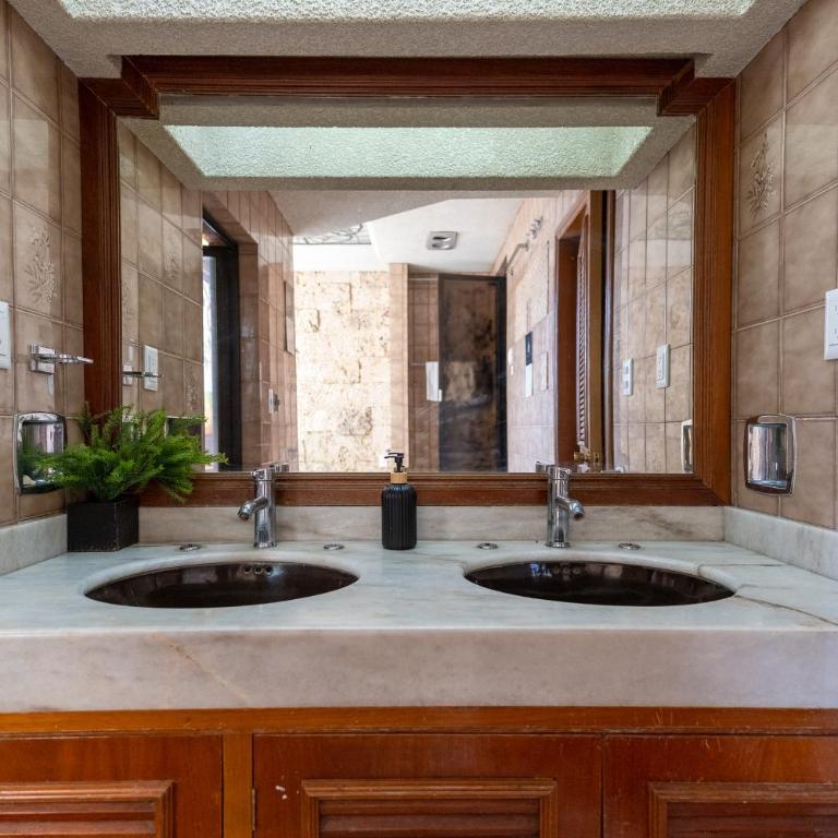 Chapalita Grand House - Eight-Bedroom House - 78