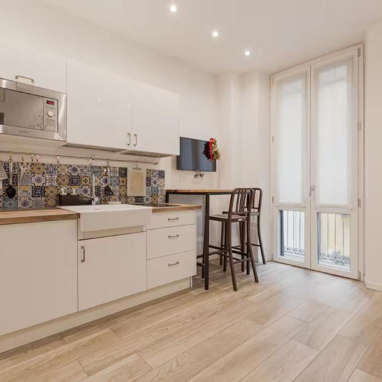 Montenero Suites 73 - Free WiFi - Duomo & 5 Giornate - Appartamento Superior con Balcone - 14
