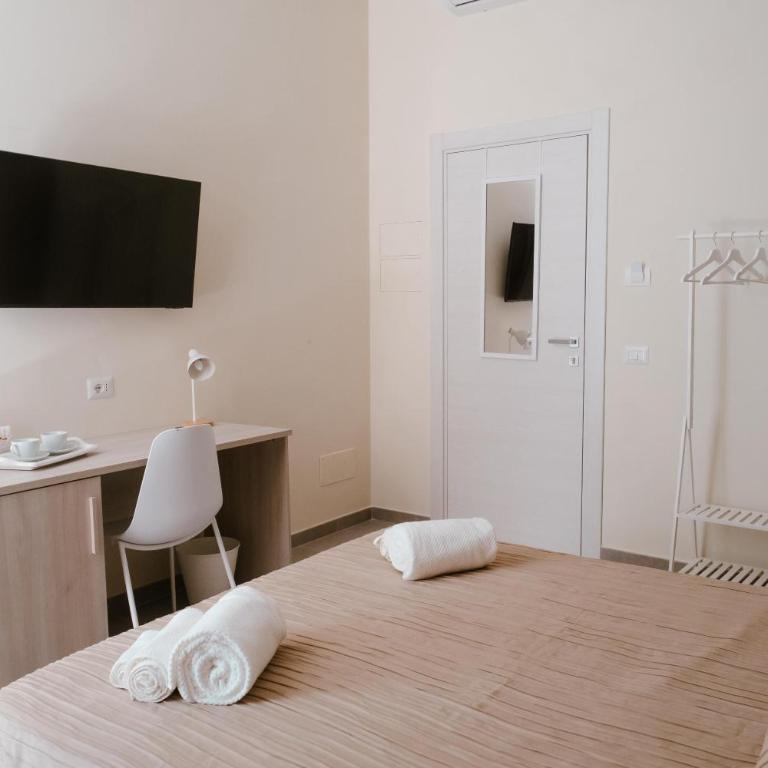 GuestHost - Maison Vittoria Comfortable Studio Apartment and Room - Double Room with Private Bathroom - 4