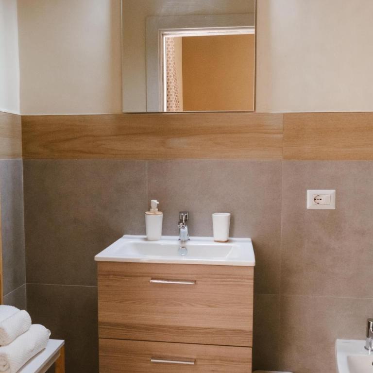 GuestHost - Maison Vittoria Comfortable Studio Apartment and Room - Double Room with Private Bathroom - 5