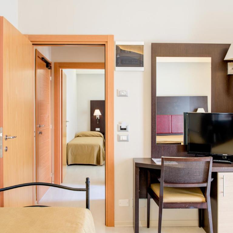 Hotel Capitol - Bianchi Hotels - Quadruple Connecting Room with Balcony - 1