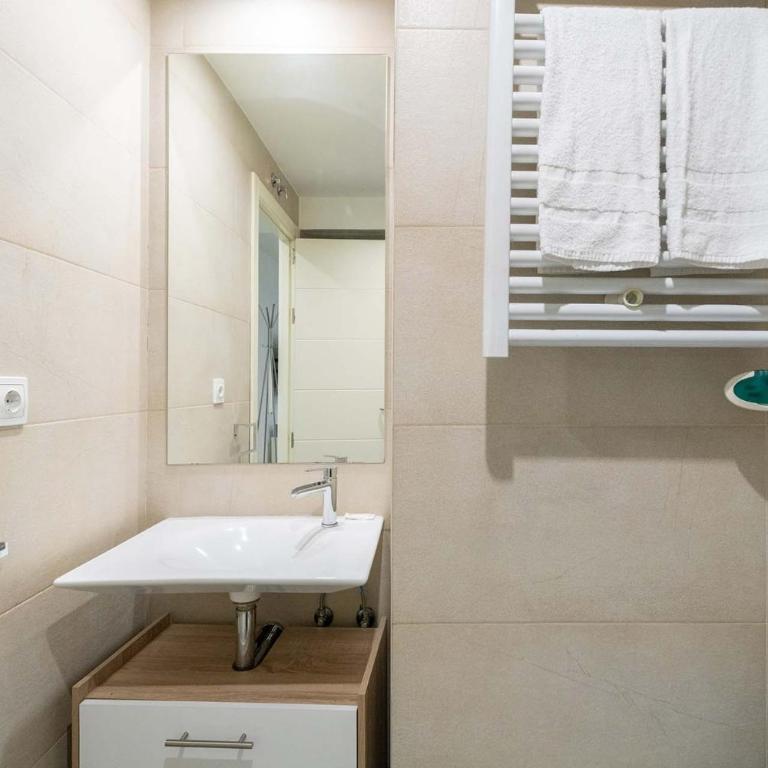 Housing Gran Via by SharingCo - One-Bedroom Apartment - 13