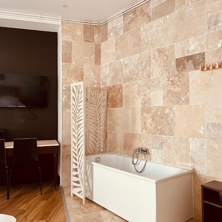 Hôtel de la paix - Suite avec baignoire - 16