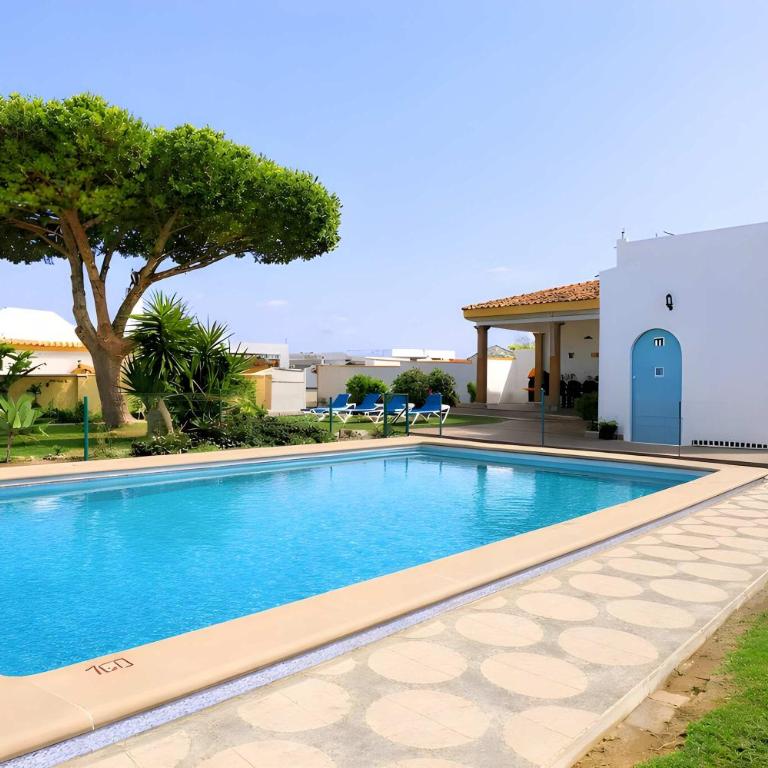 Chalet con piscina privada y zona de barbacoa cerca del pueblo - Casa - 2