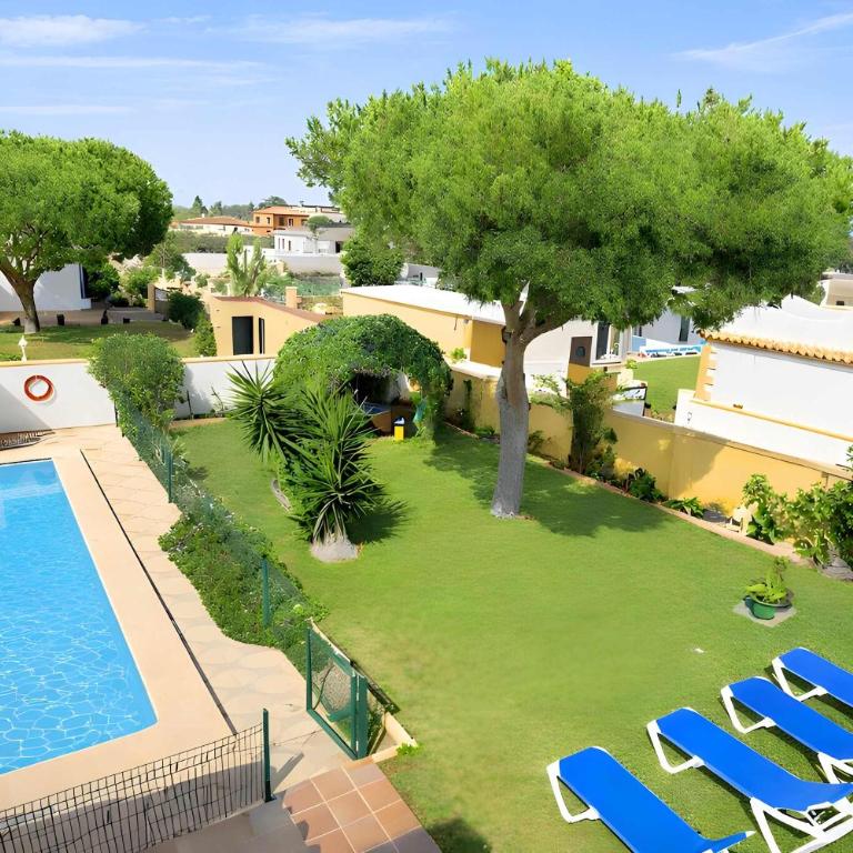 Chalet con piscina privada y zona de barbacoa cerca del pueblo - Casa - 1