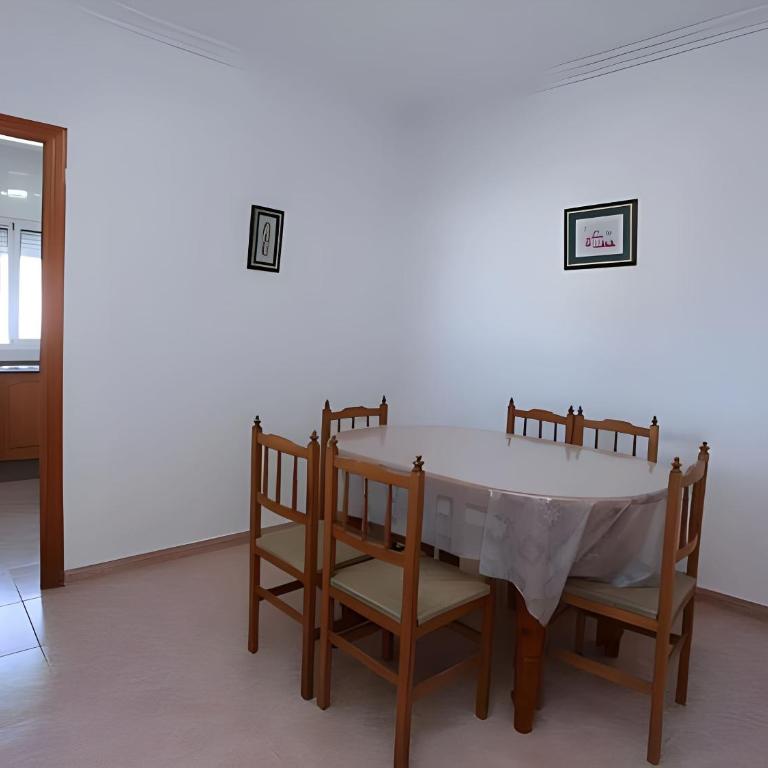 Chalet con piscina privada y zona de barbacoa cerca del pueblo - Casa - 5