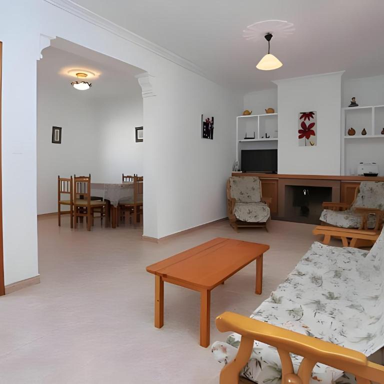 Chalet con piscina privada y zona de barbacoa cerca del pueblo - Casa - 11