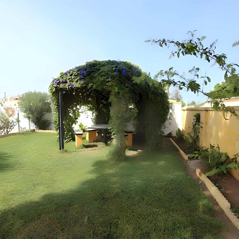 Chalet con piscina privada y zona de barbacoa cerca del pueblo - Casa - 16
