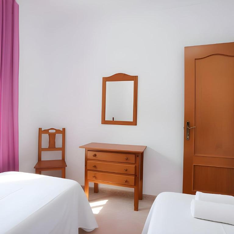 Chalet con piscina privada y zona de barbacoa cerca del pueblo - Casa - 24