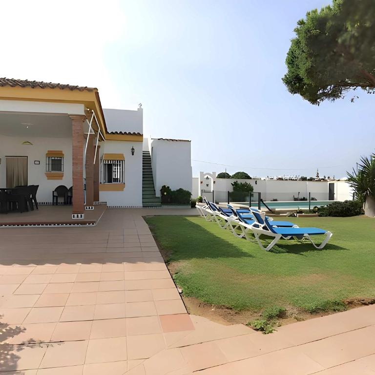 Chalet con piscina privada y zona de barbacoa cerca del pueblo - Casa - 25