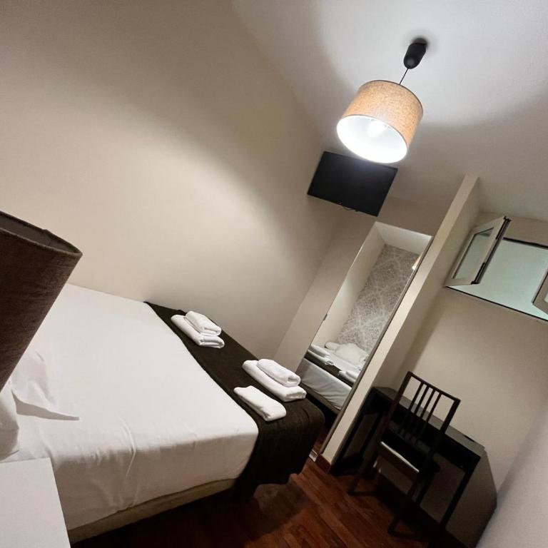 THC Gran Via Hostel - Double Room with Shared Bathroom - 4