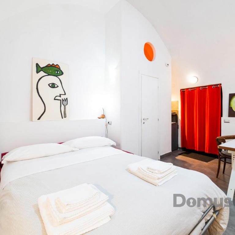 Gatto Giallo a Chiaia By DomusExtra - Monolocale con Divano-Letto - 1