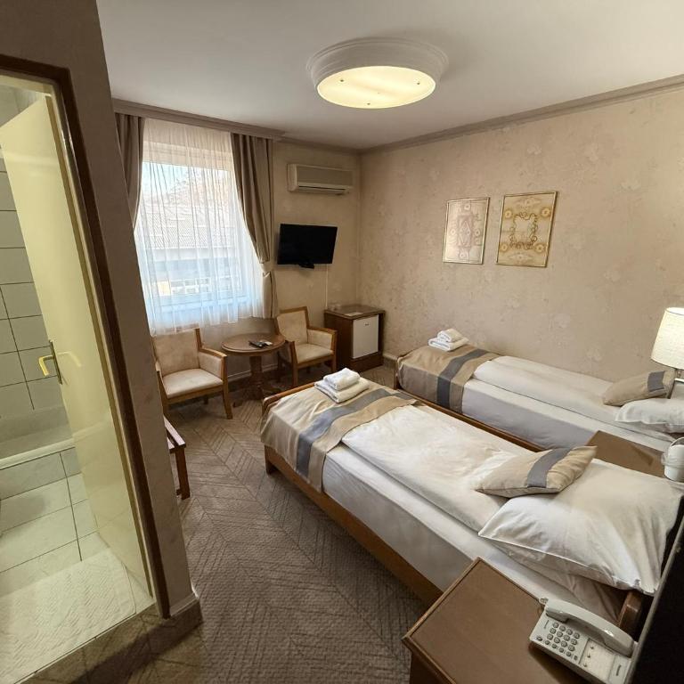 Garni Hotel Lav - Dvokrevetna Soba sa Zasebnim Krevetima - 3