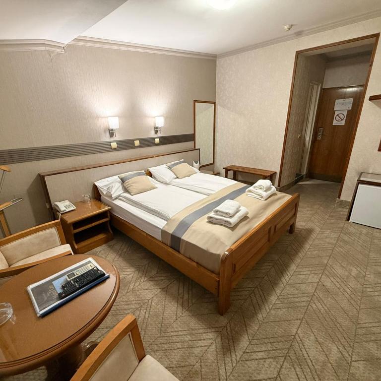 Garni Hotel Lav - Dvokrevetna Soba sa Bračnim Krevetom - 1