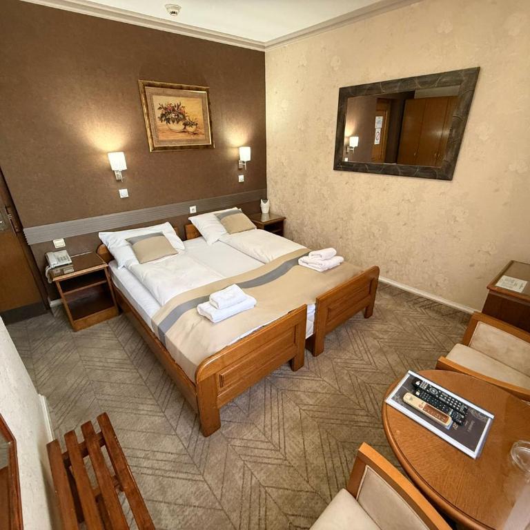Garni Hotel Lav - Dvokrevetna Soba sa Bračnim Krevetom - 2