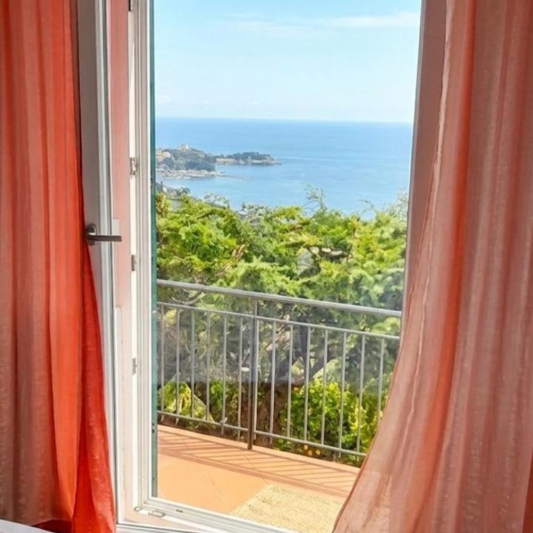 Ai Canarbin - colline di Lerici - Camera Matrimoniale con Bagno Privato Esterno - 2