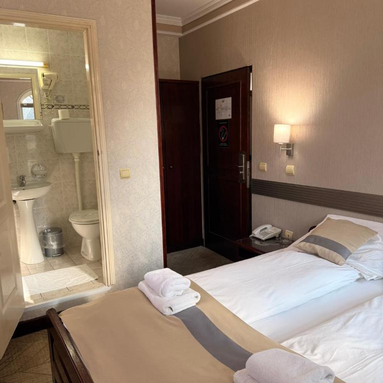 Garni Hotel Lav - Economy Dvokrevetna Soba sa Bračnim Krevetom/Zasebnim Krevetima - 8