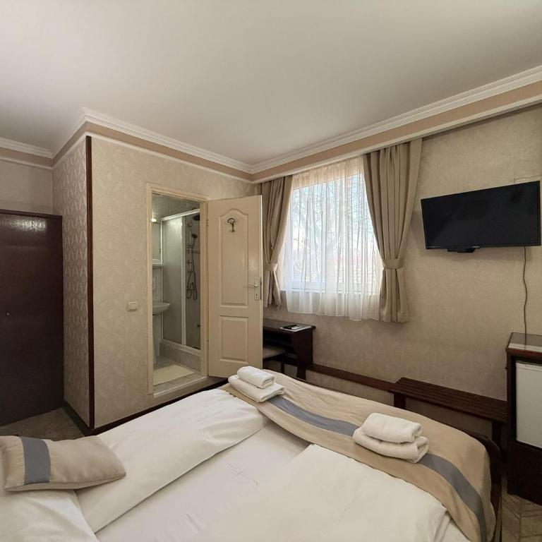 Garni Hotel Lav - Economy Dvokrevetna Soba sa Bračnim Krevetom/Zasebnim Krevetima - 3