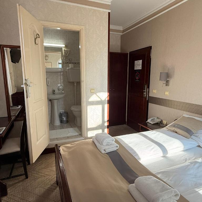 Garni Hotel Lav - Economy Dvokrevetna Soba sa Bračnim Krevetom/Zasebnim Krevetima - 4