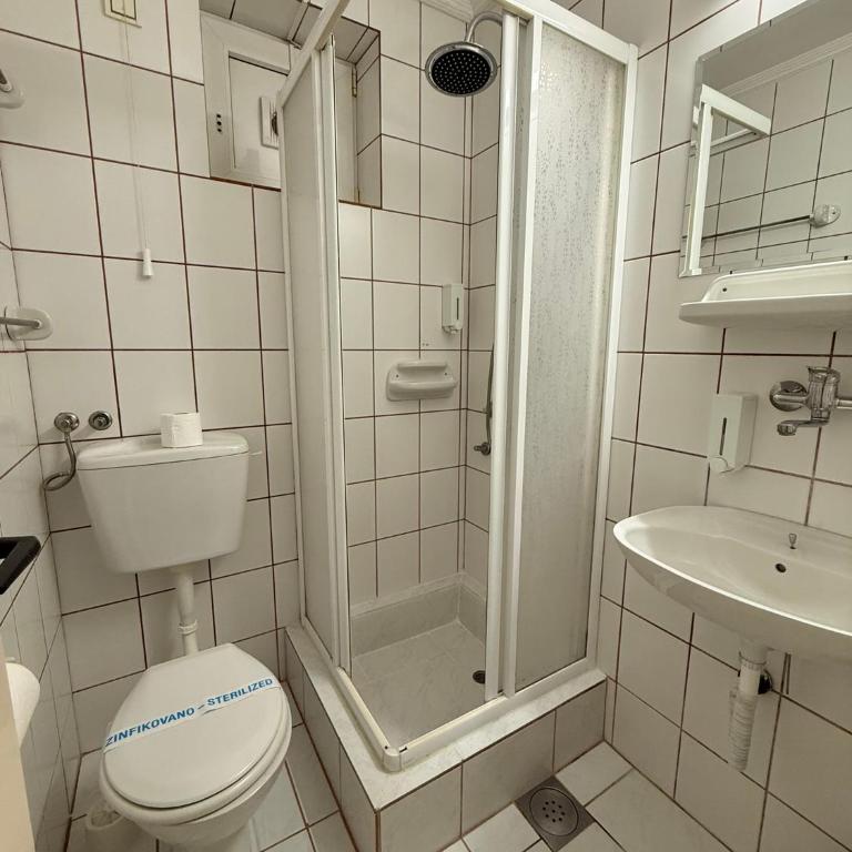 Garni Hotel Lav - Economy Dvokrevetna Soba sa Bračnim Krevetom/Zasebnim Krevetima - 11