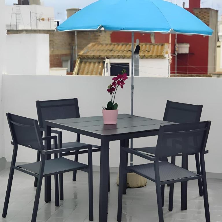 Apartamento con WiFi y terraza cerca del centro y la playa - Apartamento - 1