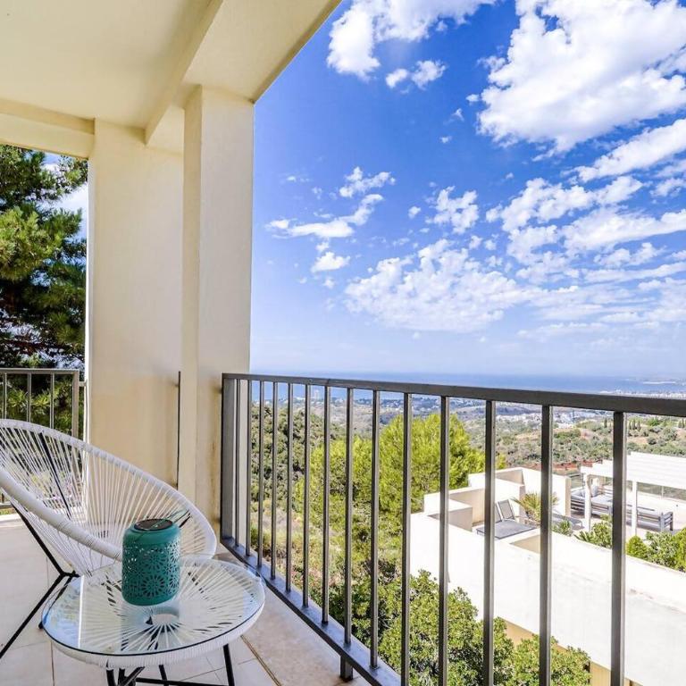 Marbella Hills: Vistas espectaculares y lujo - Three-Bedroom Apartment - 10