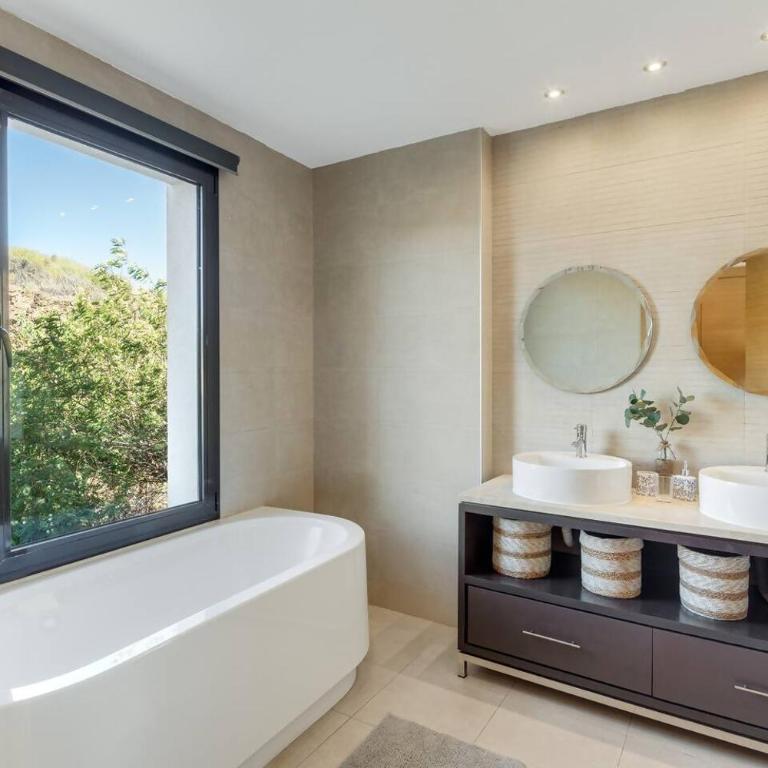 Marbella Hills: Vistas espectaculares y lujo - Three-Bedroom Apartment - 26
