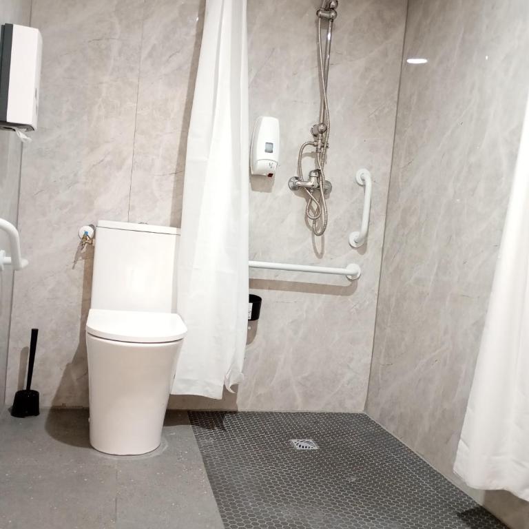 HOTEL THANIA Sète Frontignan - Chambre Triple avec Salle de Bains Privative - 2