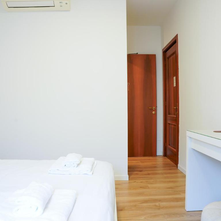 Sunshine HOTEL - Camera Matrimoniale con Balcone - 8