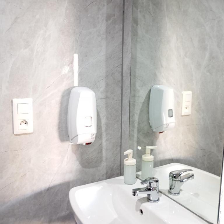 HOTEL THANIA Sète Frontignan - Chambre Triple avec Salle de Bains Privative - 4