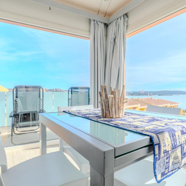 LaureLiving Holiday Home Bellavista Caprera - Appartamento con 2 Camere da Letto - 1