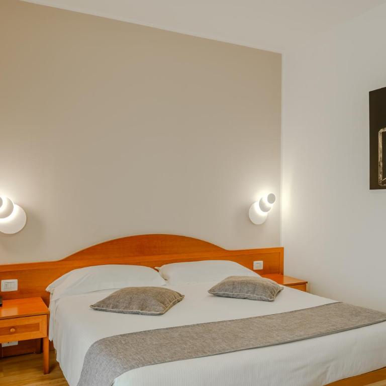 Hotel Nuova Barcaccia - Camera Matrimoniale - 4