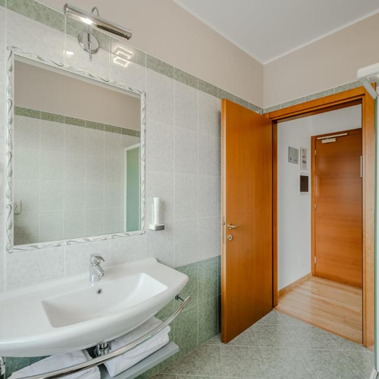 Hotel Nuova Barcaccia - Camera Tripla Comfort - 1