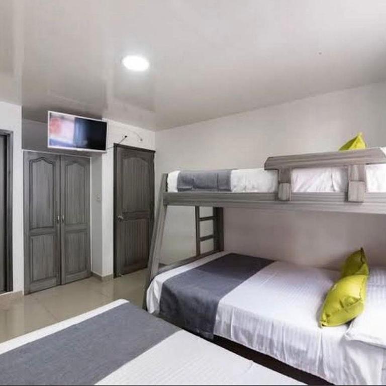 Hotel Exito La 21 - Quadruple Room with Private Bathroom - 1