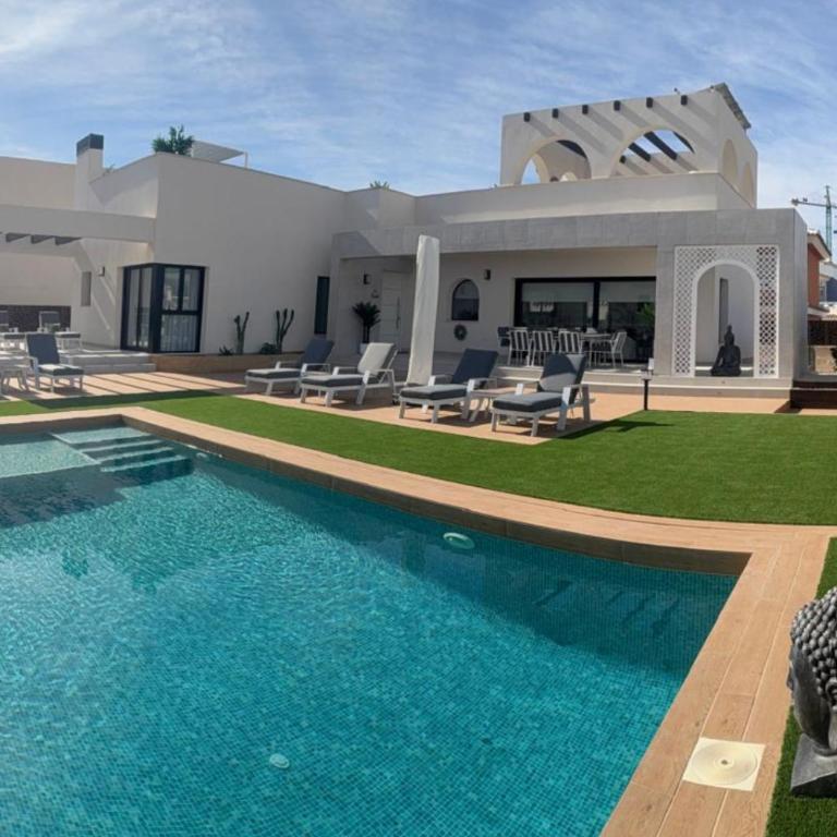 3 Bed Villa - Sleeps 6 - Private Pool - Parking - Villa - 1