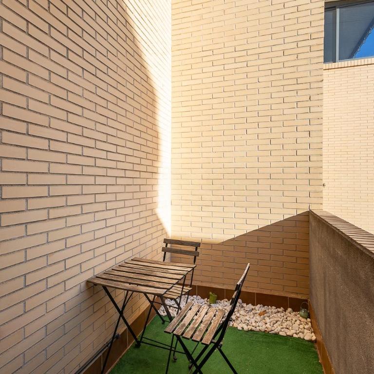 Moderno Hogar con terraza y garaje cerca del mar - Two-Bedroom Apartment - 2