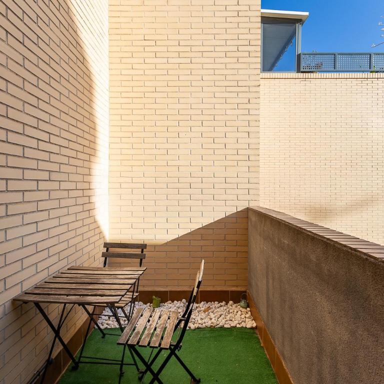 Moderno Hogar con terraza y garaje cerca del mar - Two-Bedroom Apartment - 9