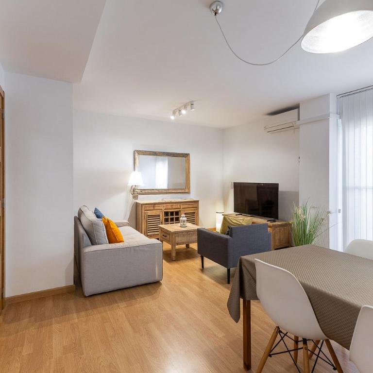 Moderno Hogar con terraza y garaje cerca del mar - Two-Bedroom Apartment - 13