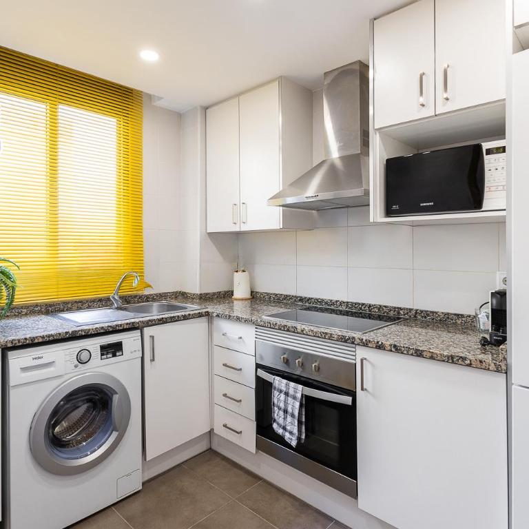 Moderno Hogar con terraza y garaje cerca del mar - Two-Bedroom Apartment - 19