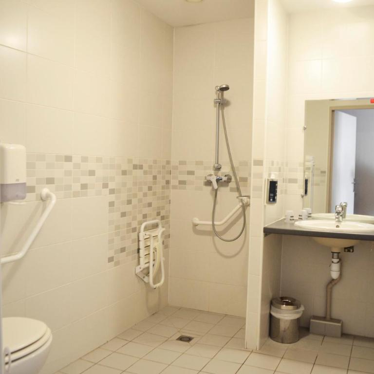 Brit Hotel Le Surcouf - Chambre Double - Accessible aux Personnes à Mobilité Réduite - 4