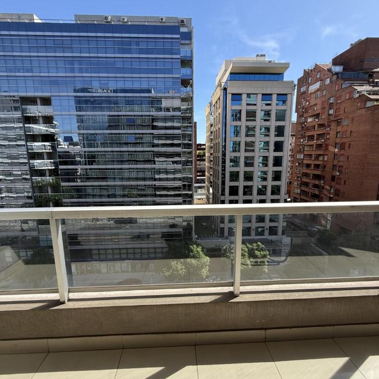 Large balcony overlooking Libertador - Apartamento de 1 dormitorio - 6