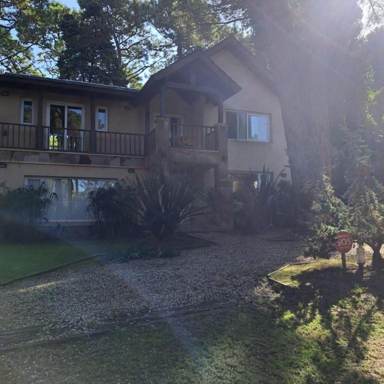 Casa con pileta en el Bosque de Cariló - Ideal Familias - Three-Bedroom House - 23