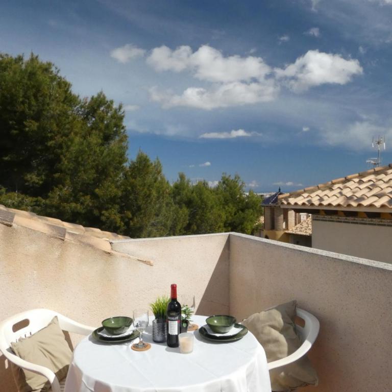 Renovated Top-Floor 2BR | Sunny Balcony & Golf - Apartamento de 2 dormitorios con vistas - 25