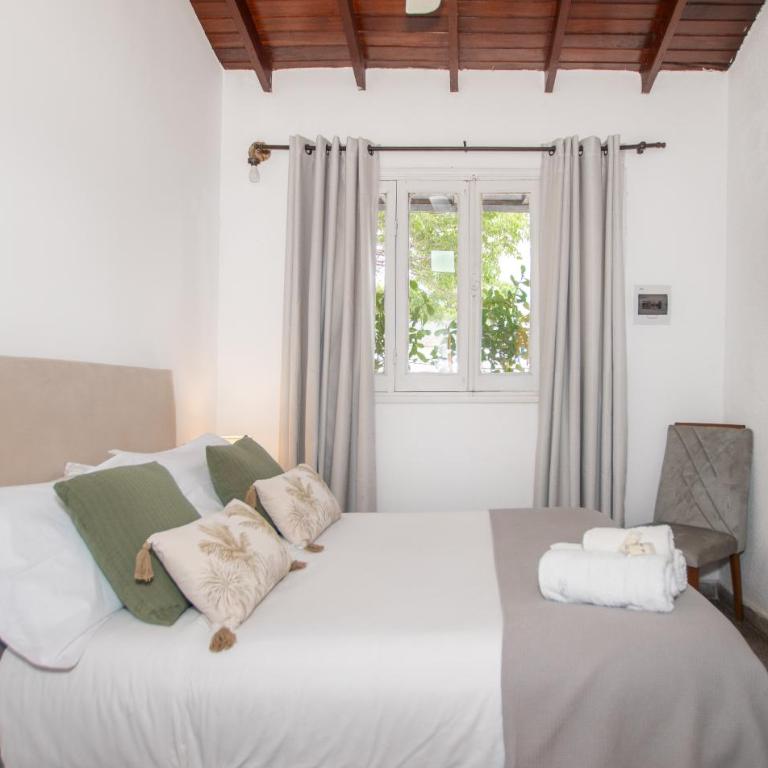 Casa QUEDATE ACA - HAB SALA - Double Room with Private Bathroom - 2