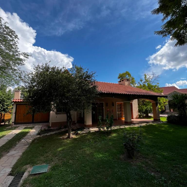 Casa privada con parque extenso, pileta, quincho, parilla y fogon - Casa de 2 dormitorios - 54
